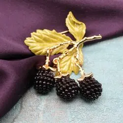Брошь ежевика
