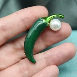 Брошь зеленый перец чили