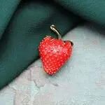 Брошь клубничка