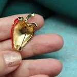 Брошь в виде клубнички