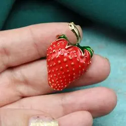 Брошь клубника