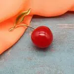 Брошь спелая вишенка
