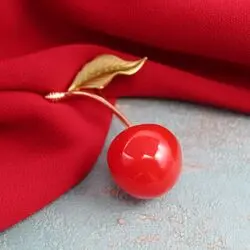 Брошь вишенка