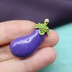 Брошь баклажан