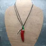 Стильное колье с красным перцем
