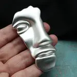 Брошь в виде маски