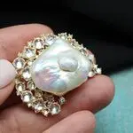 Брошь с  барочным жемчугом