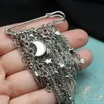 Булавка с цепями