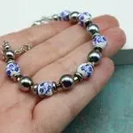 Браслет с фарфоровыми бусинами