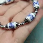 Браслет с фарфоровыми бусинами