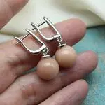 Классические серьги с солнечным камнем