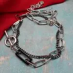 Колье со стильными элементами и цепями