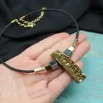 Стильный чокер с каучуком и гематитом